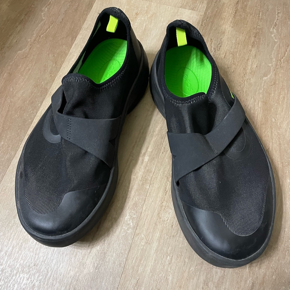 OOFOS OOmg low mens recovery shoe black size 9